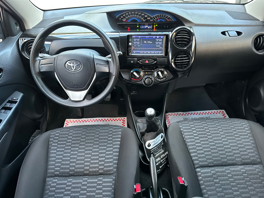 Toyota Etios Hatch Cinza