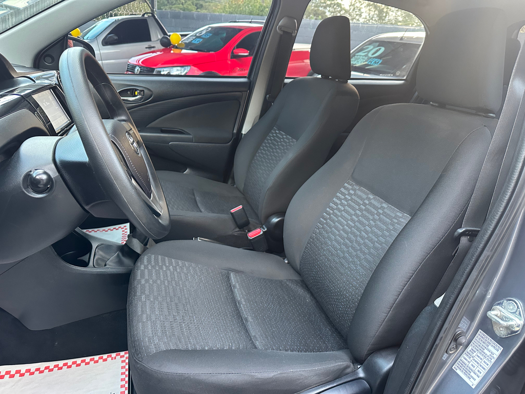Toyota Etios Hatch Cinza