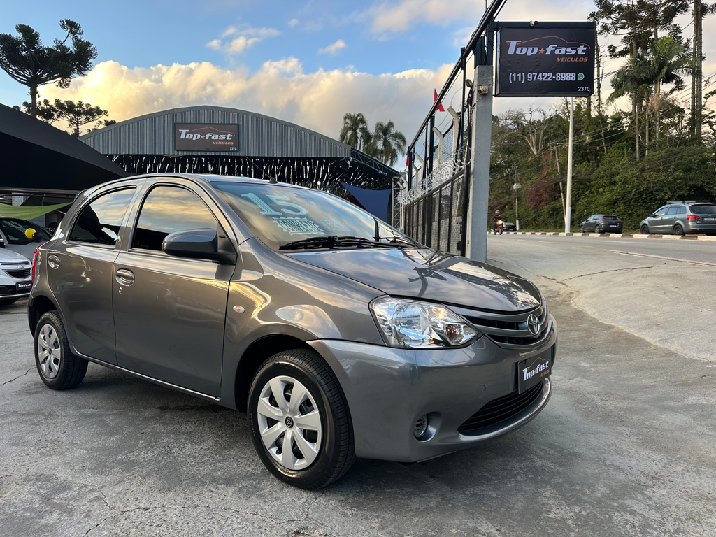 Toyota Etios Hatch Cinza