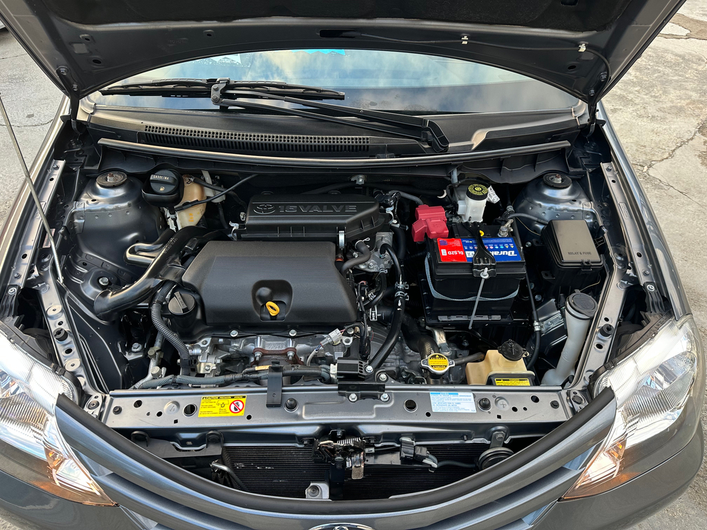 Toyota Etios Hatch Cinza