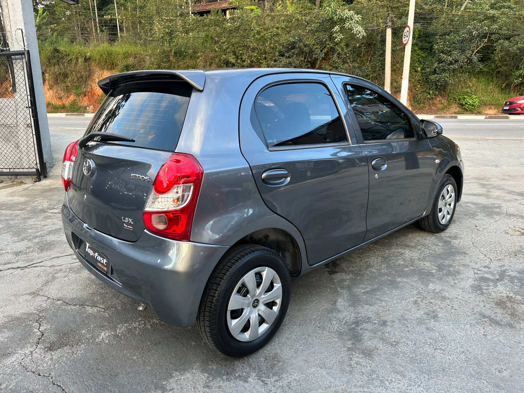 Toyota Etios Hatch Cinza
