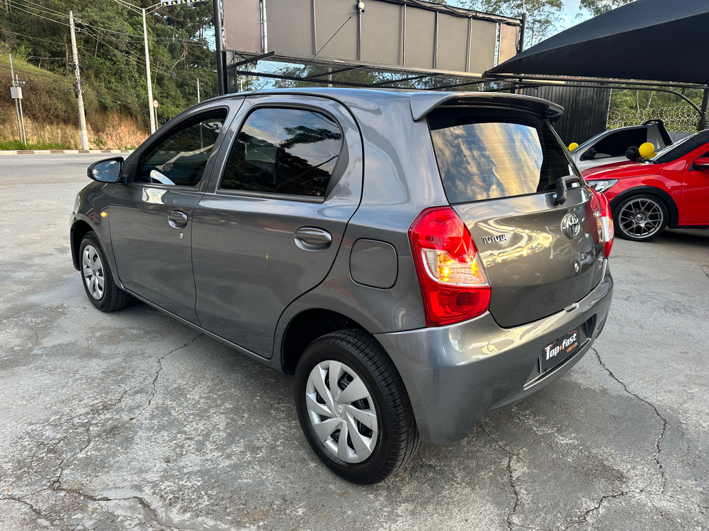 Toyota Etios Hatch Cinza