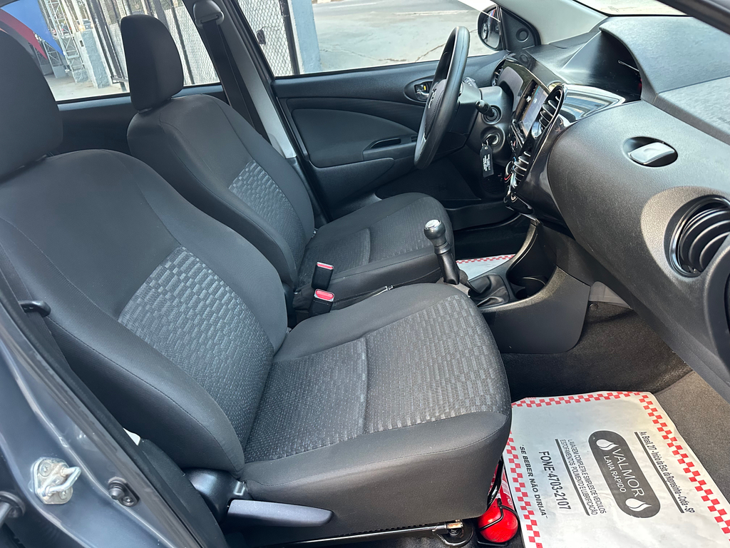 Toyota Etios Hatch Cinza