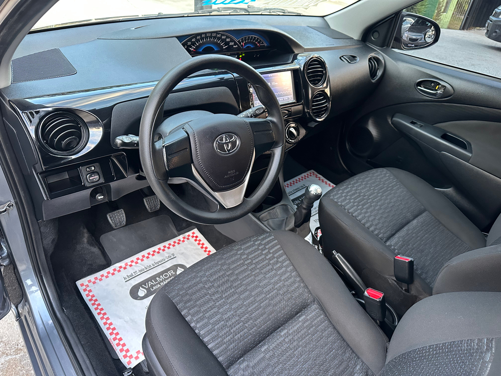 Toyota Etios Hatch Cinza
