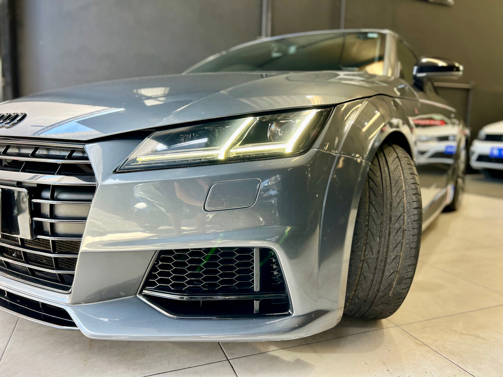 Audi TT Cinza