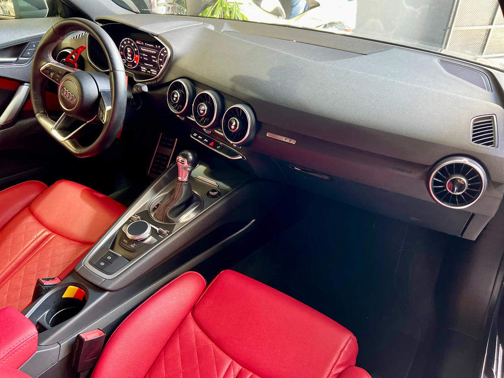 Audi TT Cinza