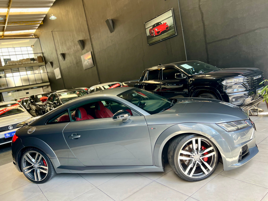Audi TT Cinza
