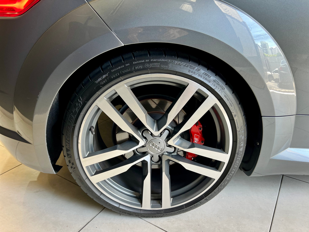Audi TT Cinza