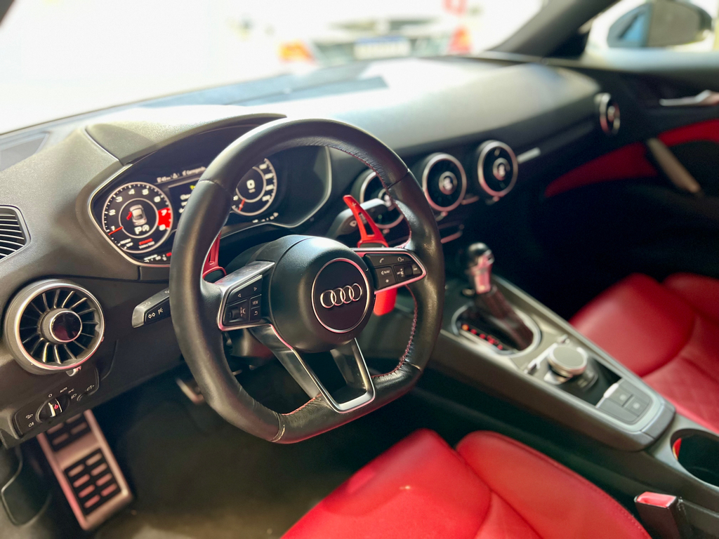 Audi TT Cinza
