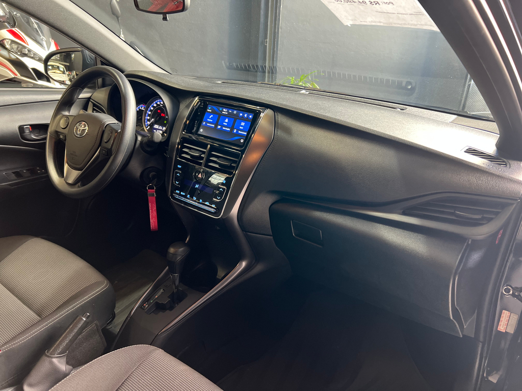 Toyota Yaris Hatch Preto