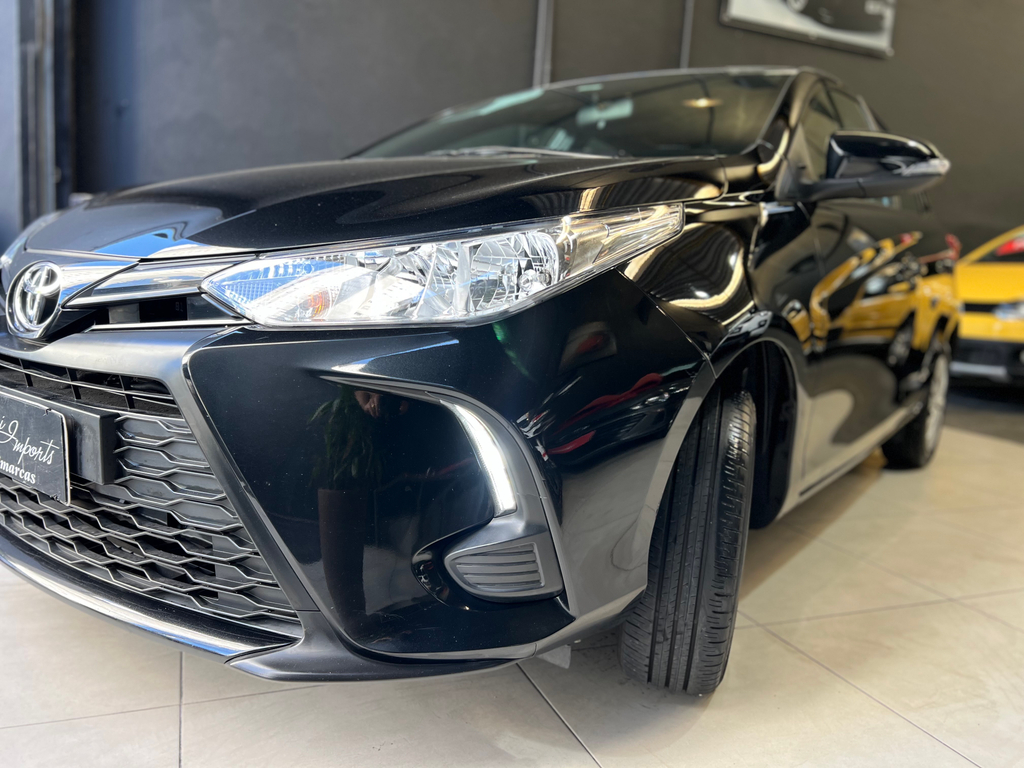 Toyota Yaris Hatch Preto