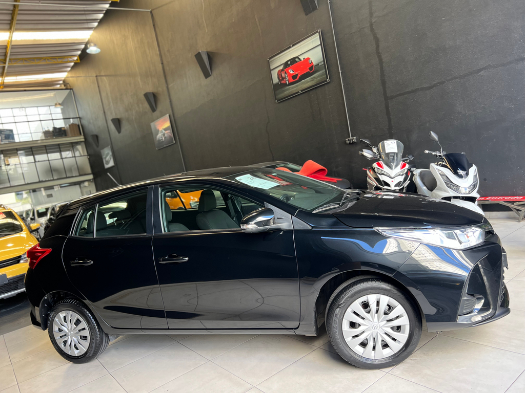 Toyota Yaris Hatch Preto