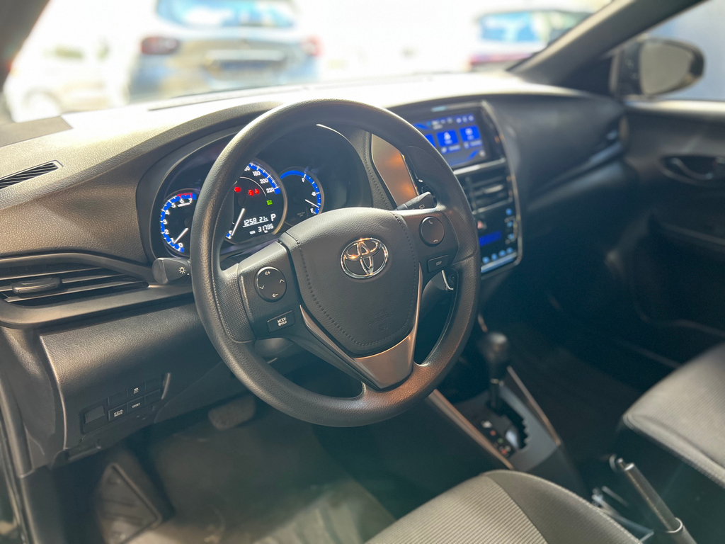 Toyota Yaris Hatch Preto