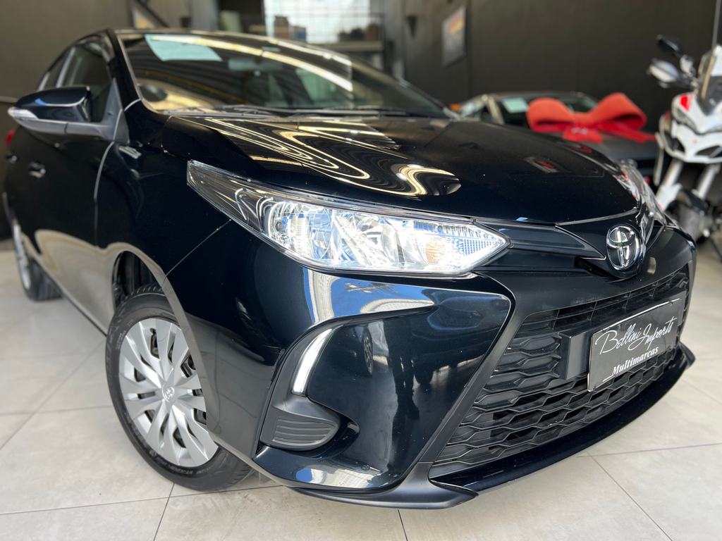 Toyota Yaris Hatch Preto