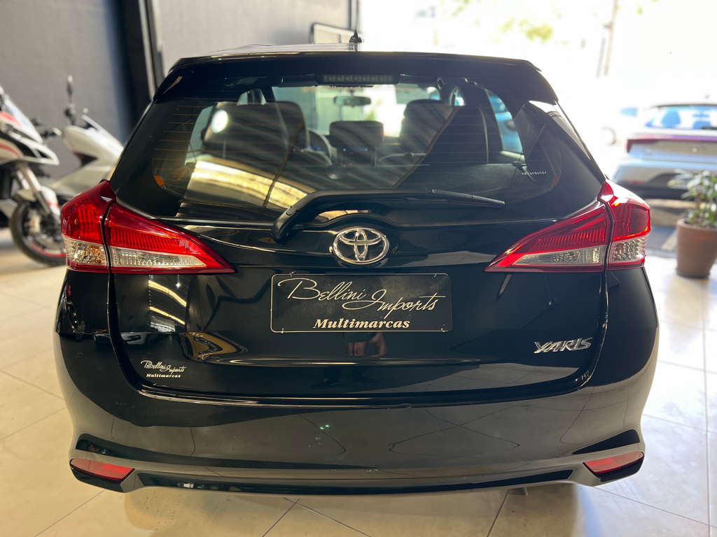 Toyota Yaris Hatch Preto