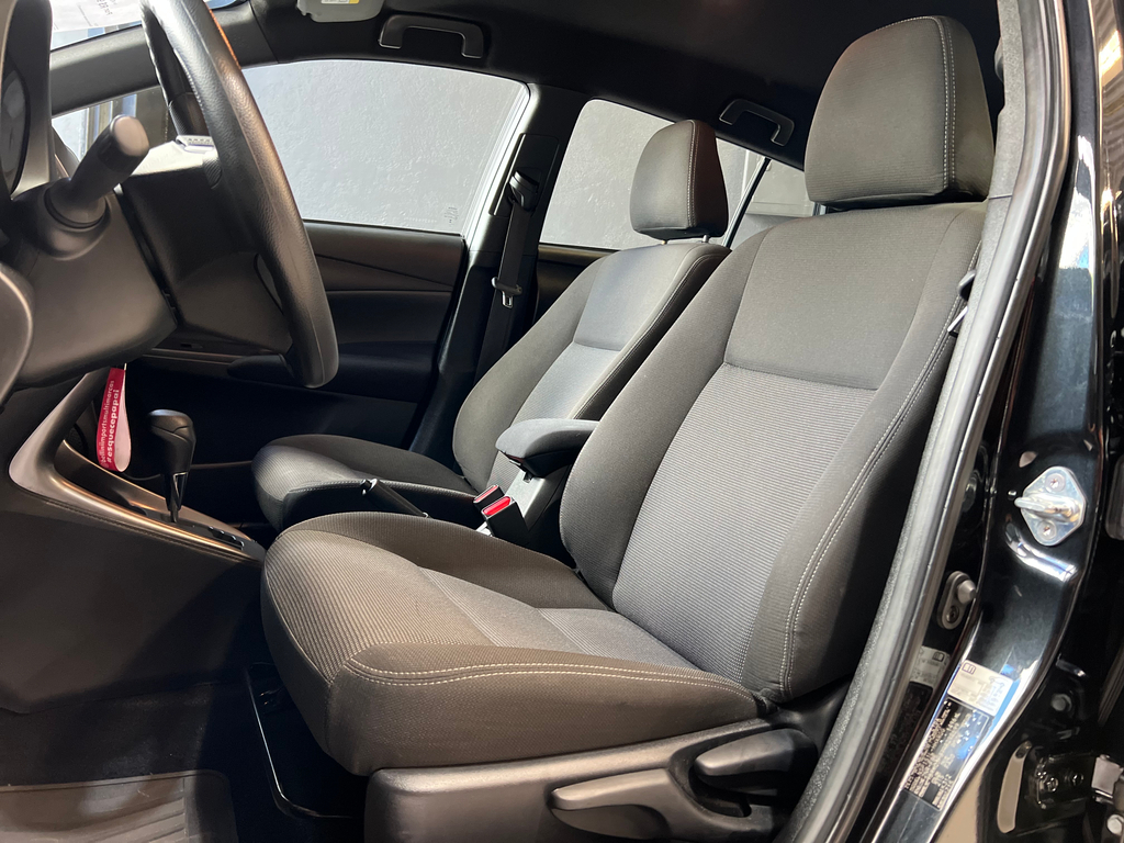 Toyota Yaris Hatch Preto