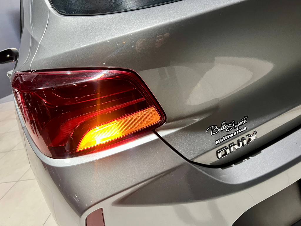 Chevrolet Onix Prata