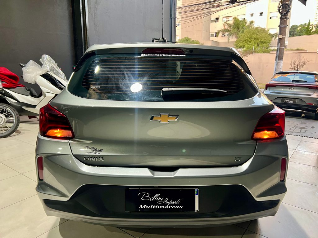 Chevrolet Onix Prata