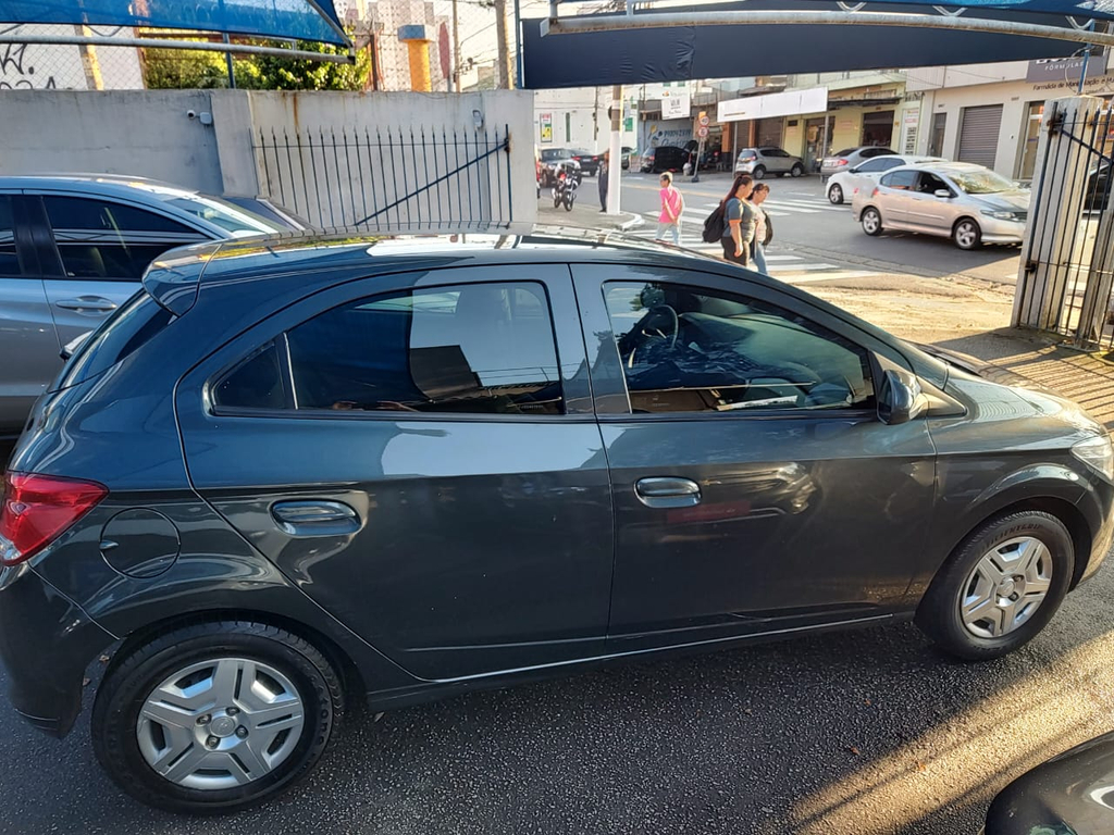 Chevrolet Onix Cinza