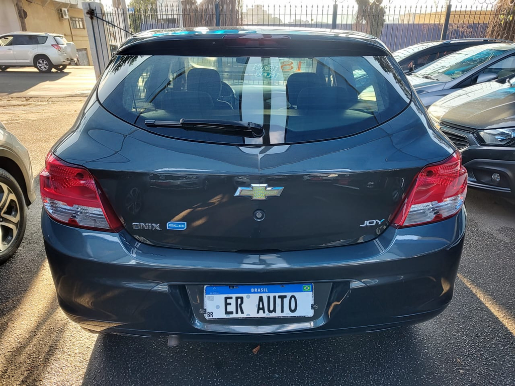 Chevrolet Onix Cinza