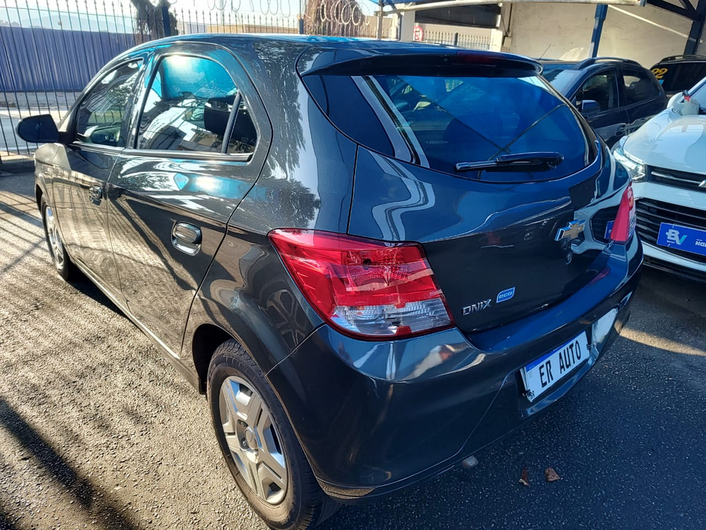Chevrolet Onix Cinza