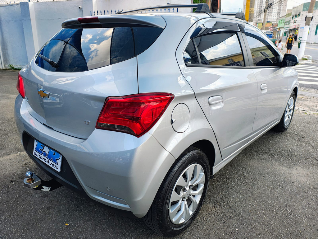 Chevrolet Onix Prata