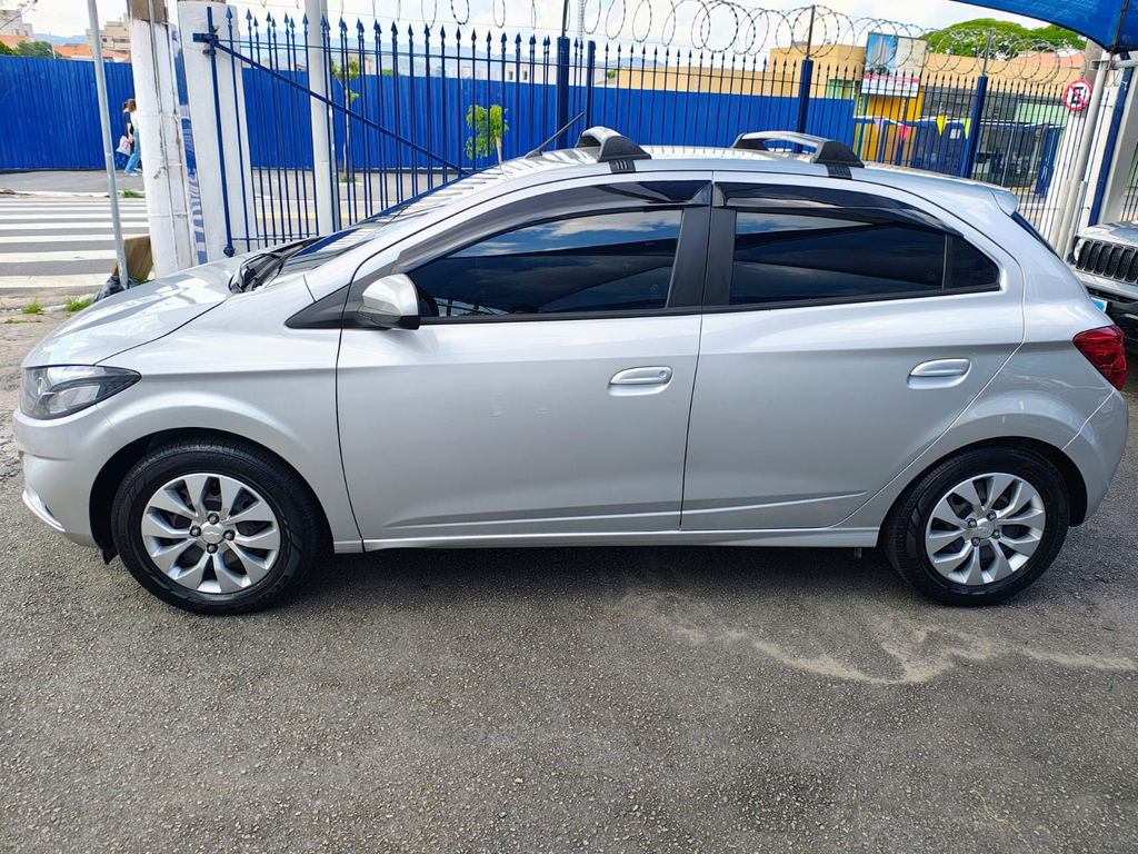 Chevrolet Onix Prata