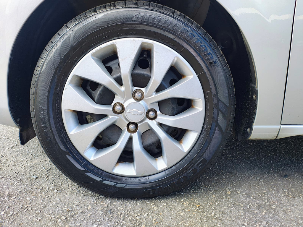 Chevrolet Onix Prata