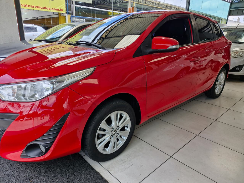 Toyota Yaris Hatch Vermelho