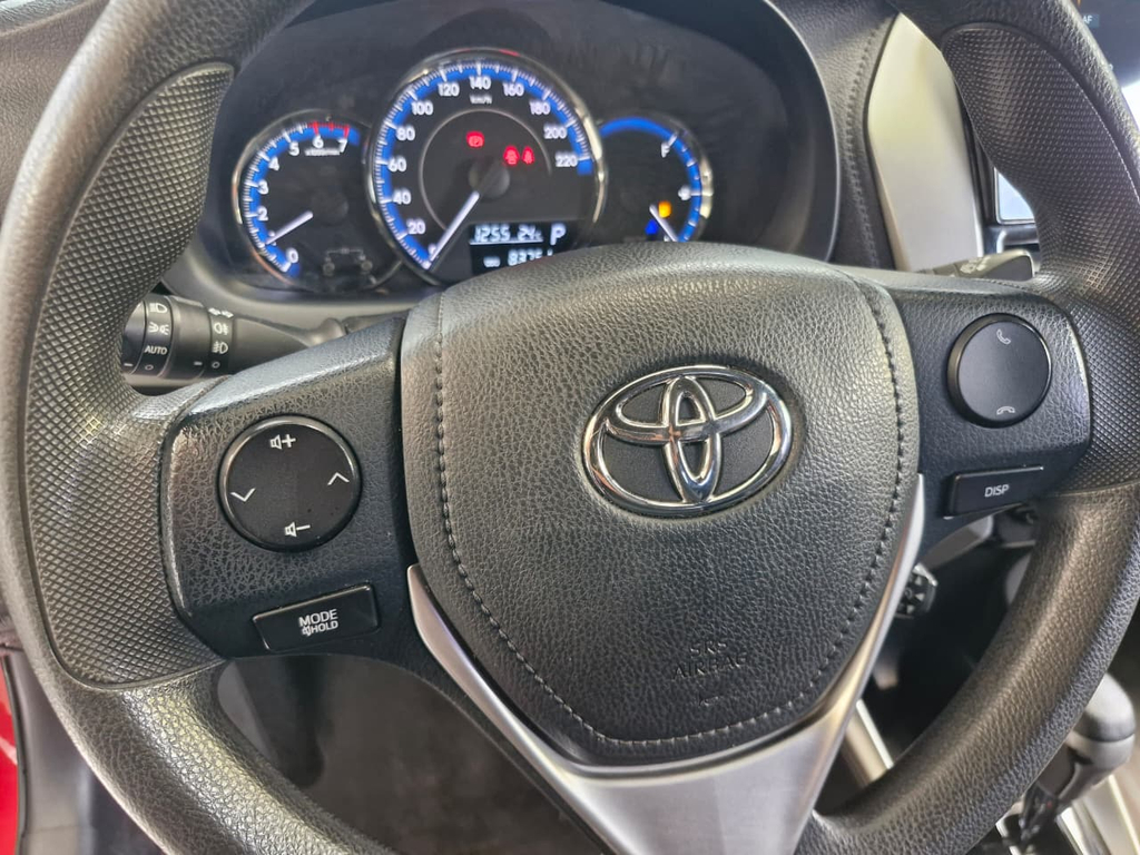 Toyota Yaris Hatch Vermelho