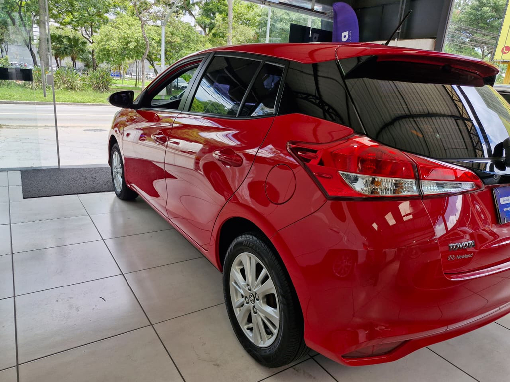 Toyota Yaris Hatch Vermelho