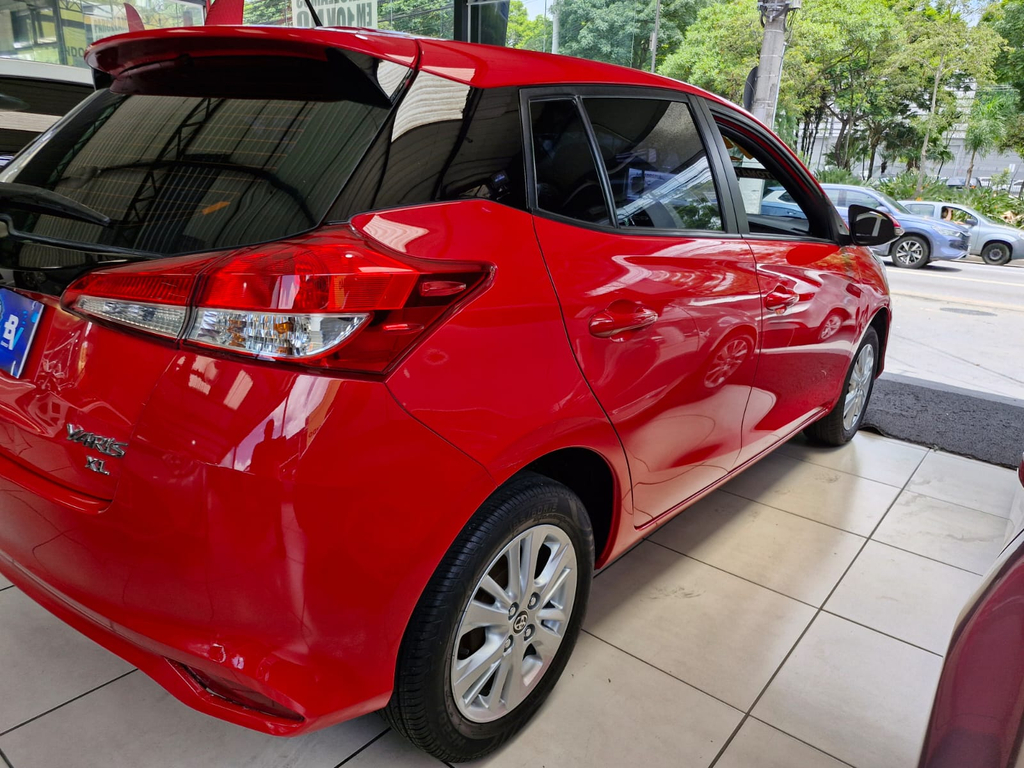 Toyota Yaris Hatch Vermelho