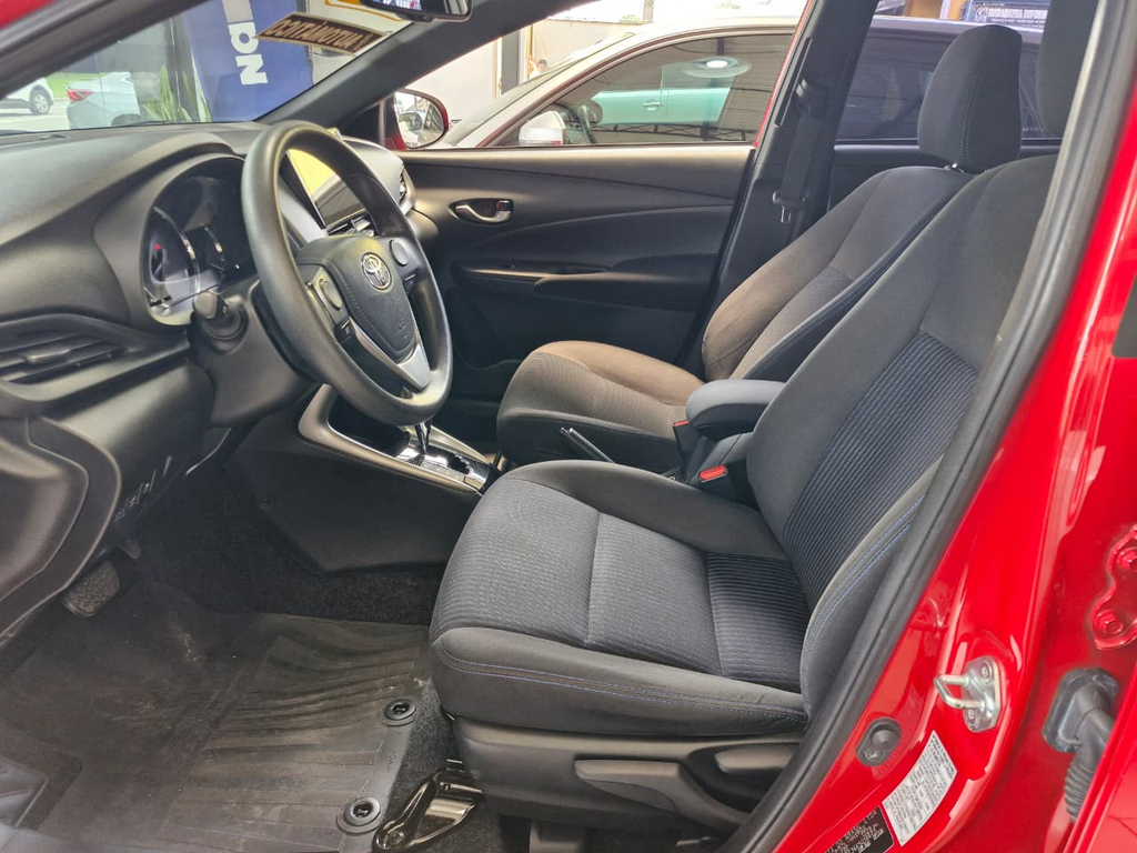 Toyota Yaris Hatch Vermelho