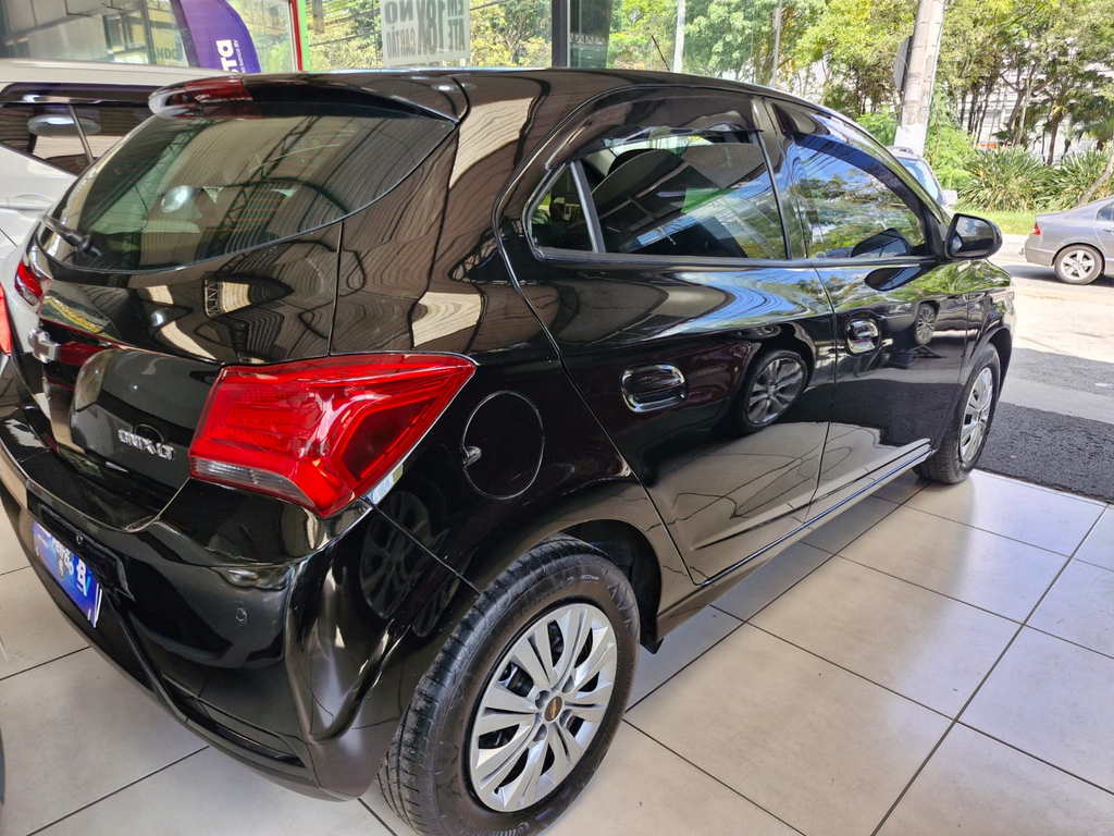 Chevrolet Onix Preto