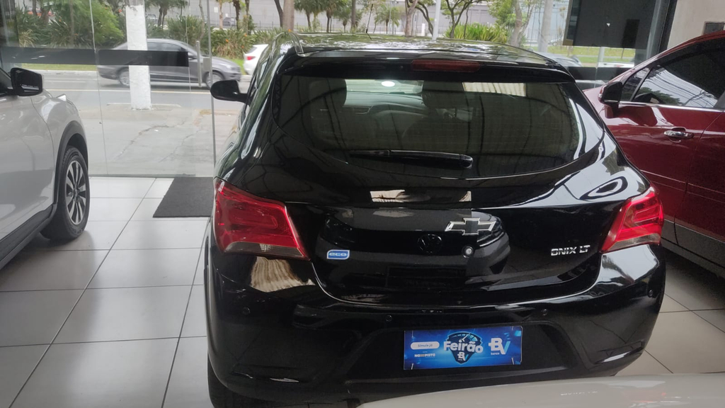 Chevrolet Onix Preto