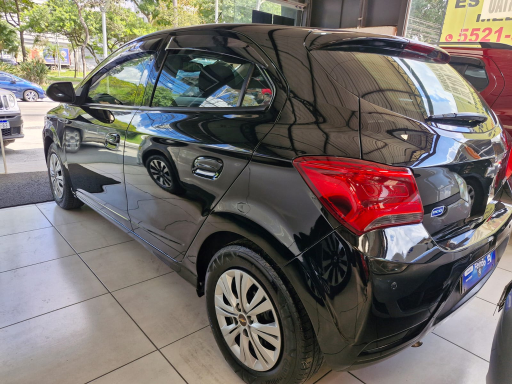 Chevrolet Onix Preto