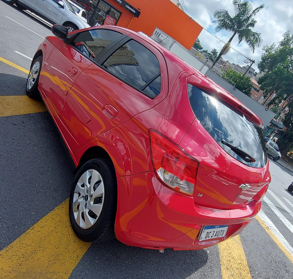 Chevrolet Onix Vermelho