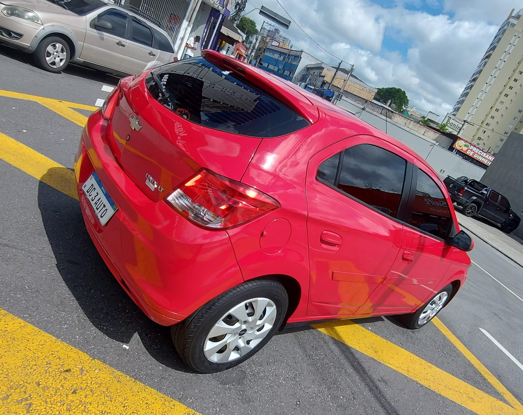 Chevrolet Onix Vermelho