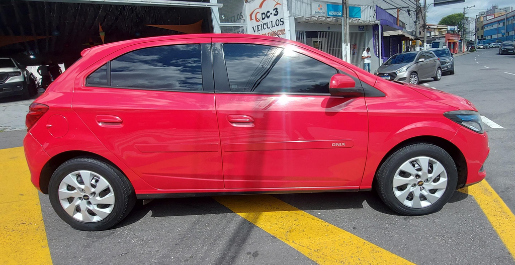 Chevrolet Onix Vermelho