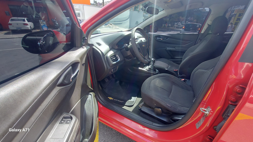 Chevrolet Onix Vermelho