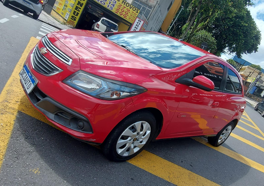 Chevrolet Onix Vermelho