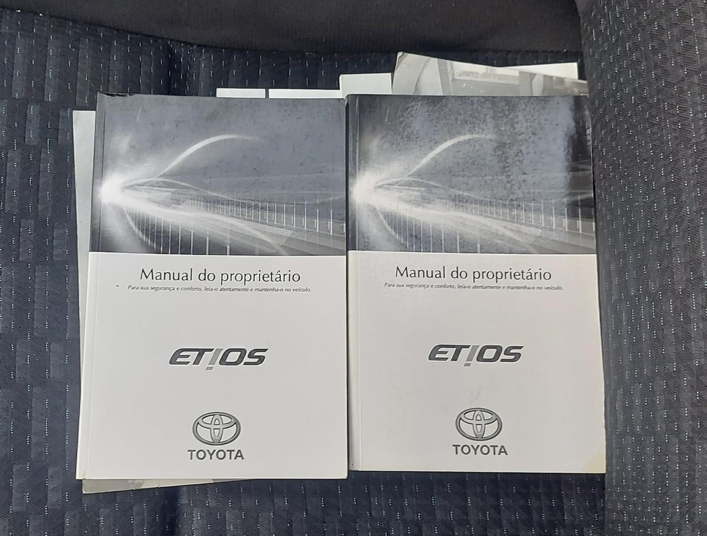 Toyota Etios Hatch Prata