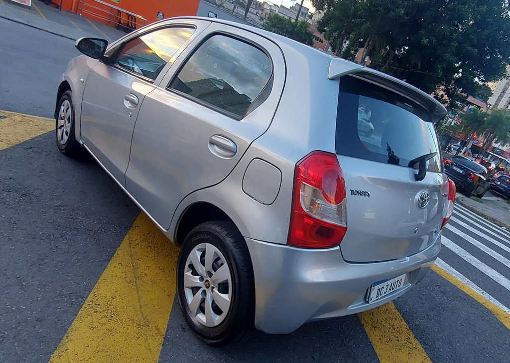 Toyota Etios Hatch Prata