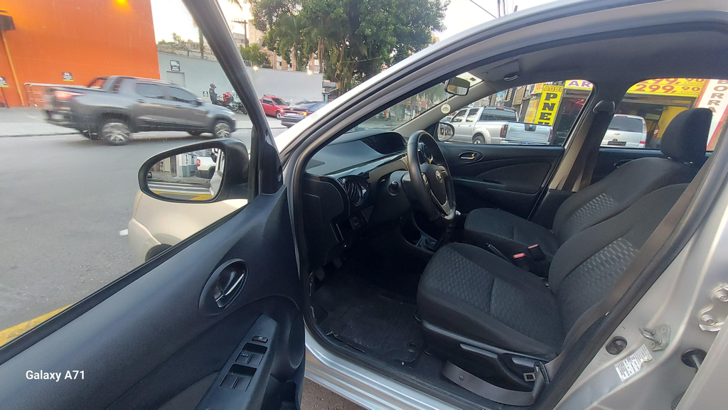 Toyota Etios Hatch Prata