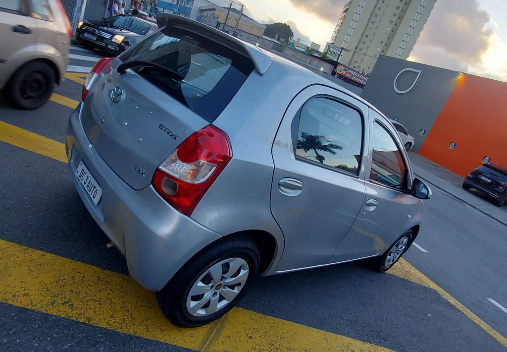Toyota Etios Hatch Prata