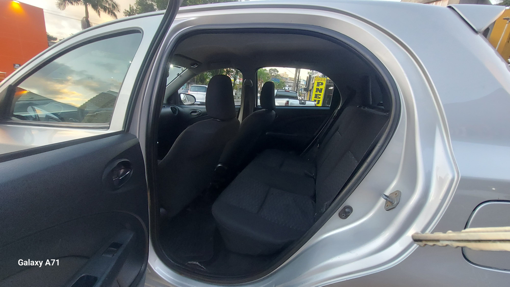 Toyota Etios Hatch Prata
