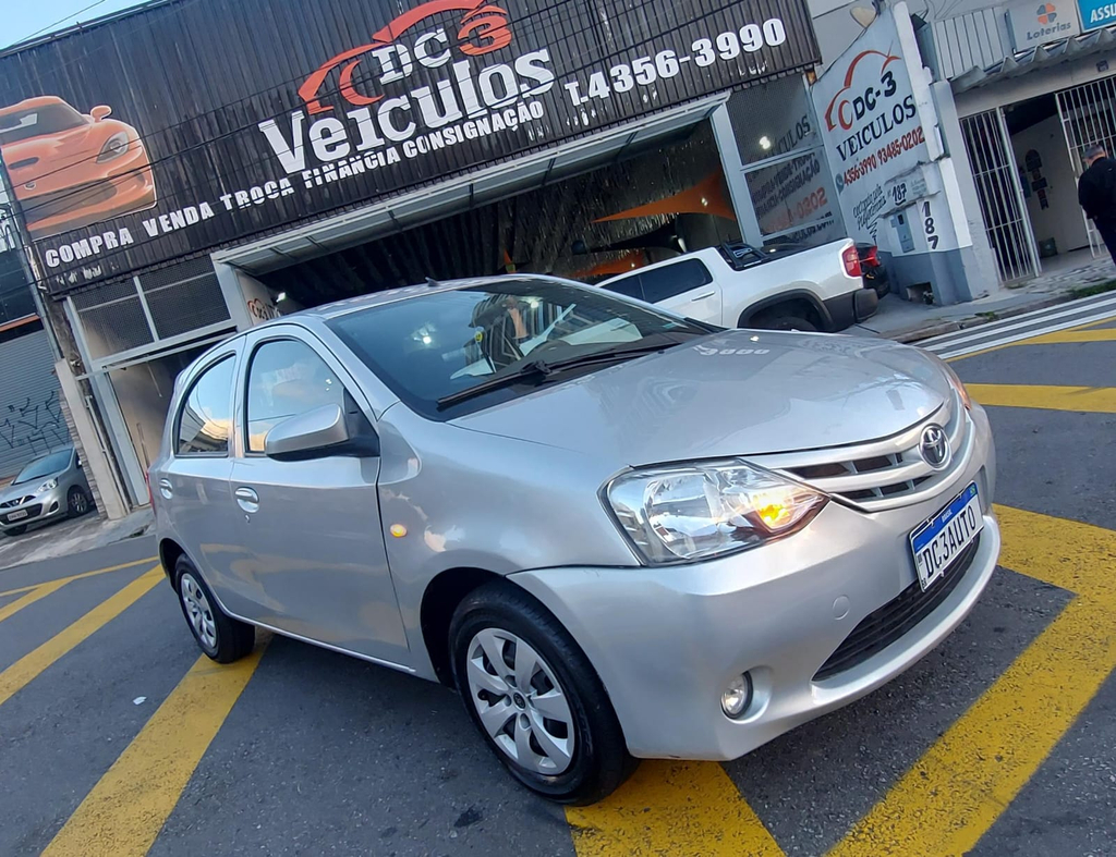 Toyota Etios Hatch Prata