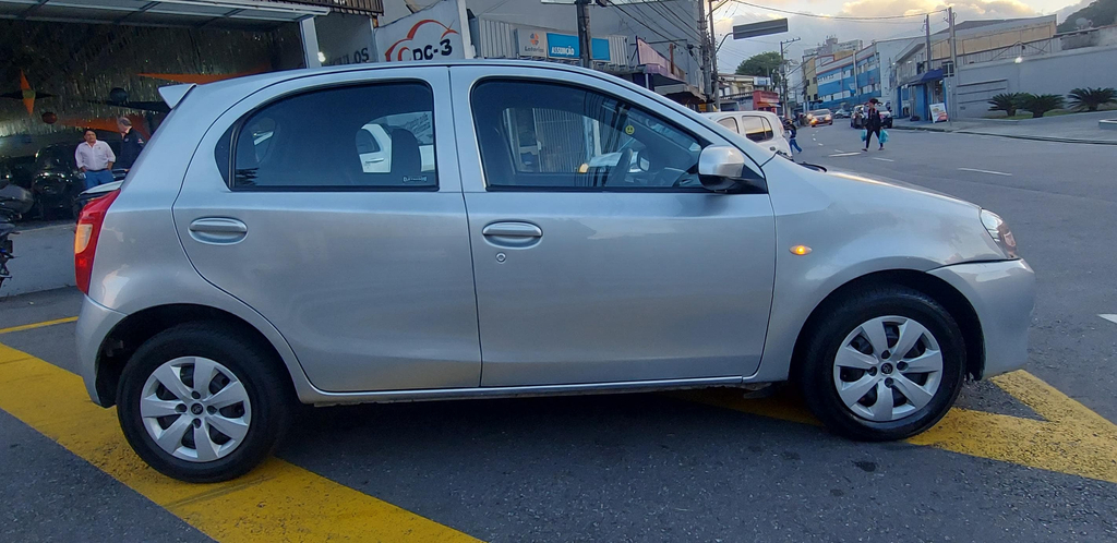 Toyota Etios Hatch Prata