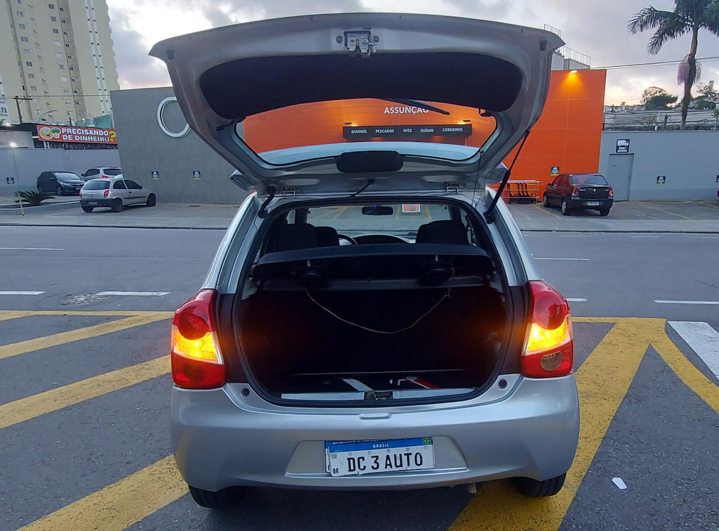 Toyota Etios Hatch Prata