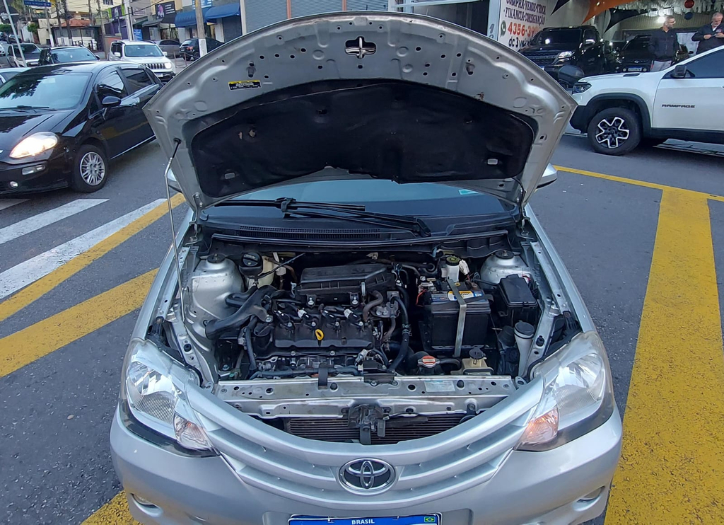 Toyota Etios Hatch Prata